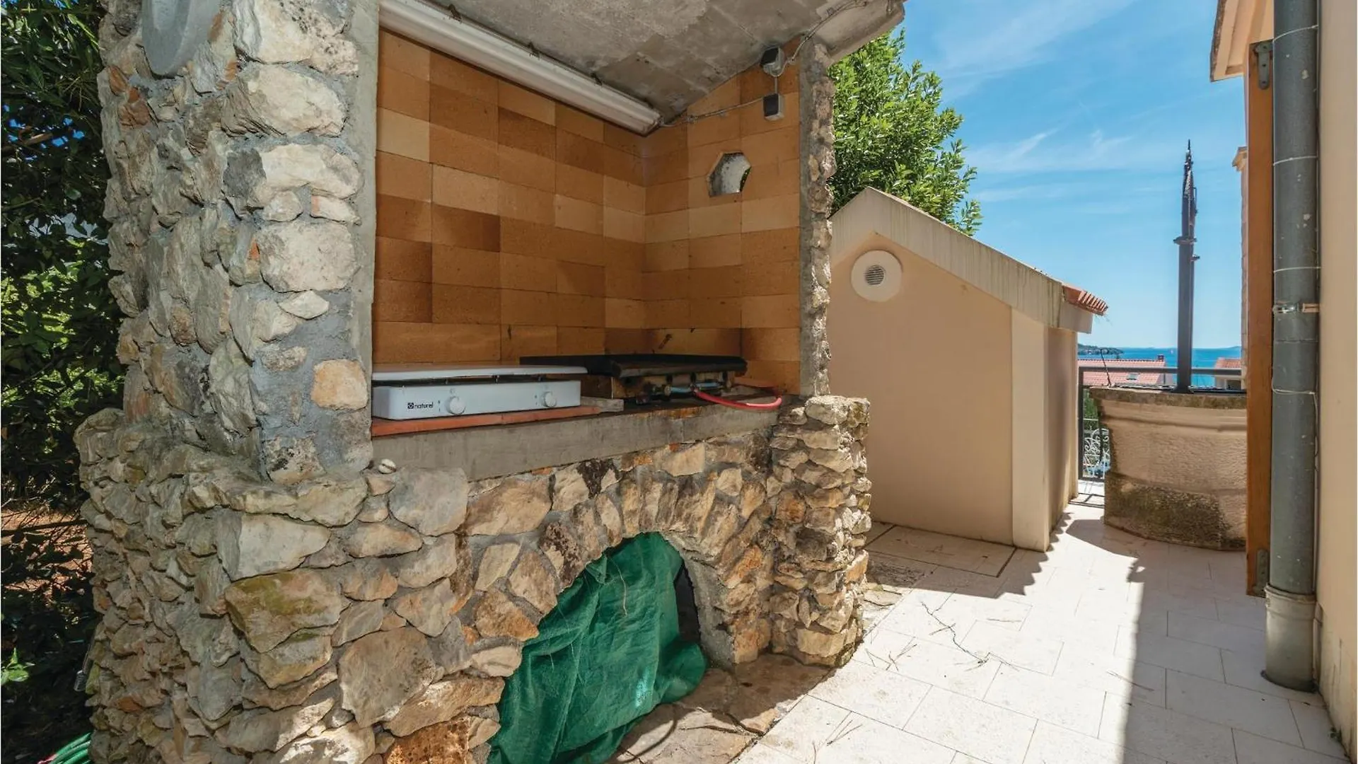 Stunning Home In Preko With Kitchen
